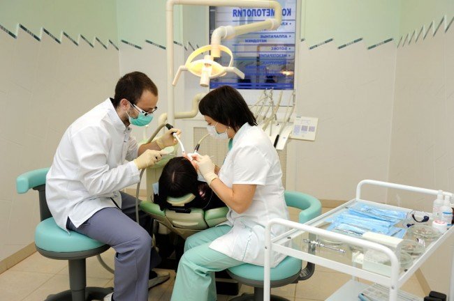 Кому оказывают бесплатную стоматологическую помощь?