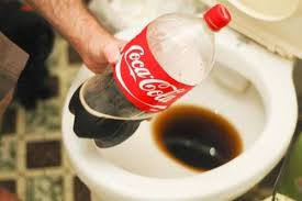 Использование кока-колы для очистки унитаза!