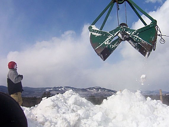 процесс строительства снеговика