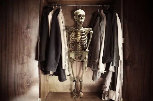 шкаф со скелетом