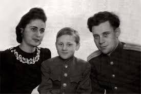 Володя Высоцкий с отцом и его новой женой.