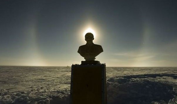 установлен памятник в Антарктиде в 1958 году