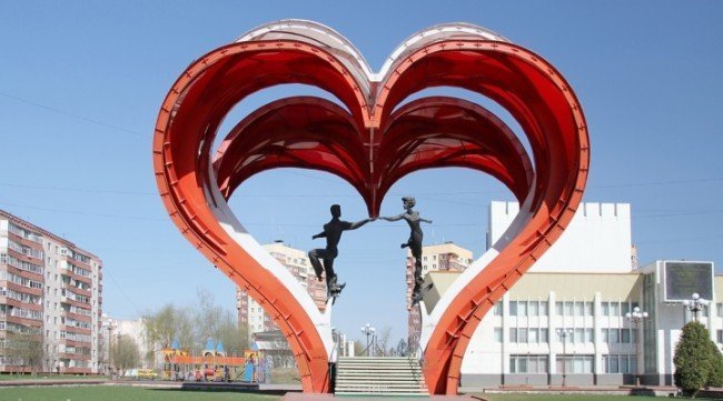 Скульптурная композиция Сердца влюблённых.