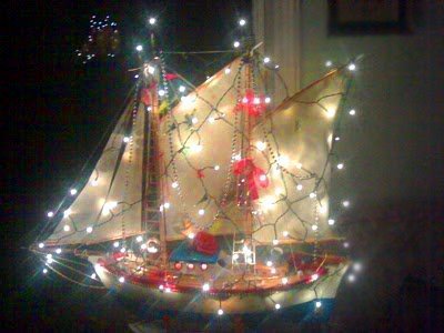 Кораблик с парусами- символ Нового года в Греции.
