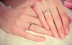 Почему свадебное кольцо носят на безымянном пальце
