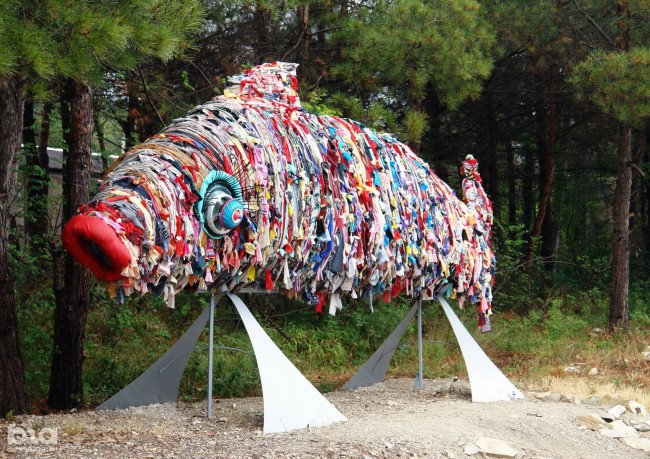 инсталляция рыбы из мусора