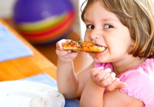 девочка ест пиццу