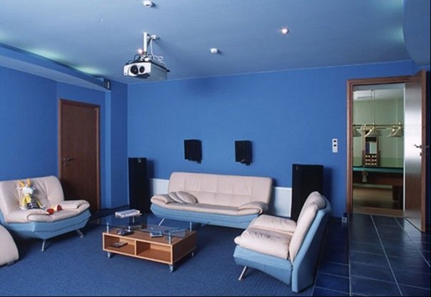 Голубые стены в доме: фото