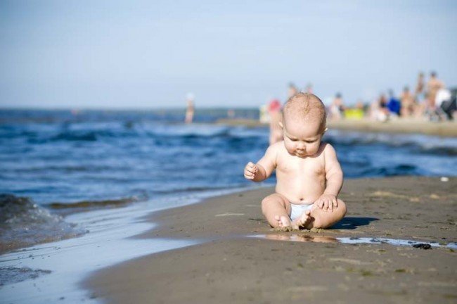 грудной ребенок и пляж
