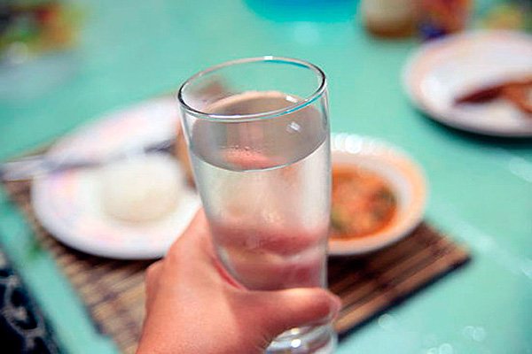 Вода, компот... Вредно ли пить во время еды?