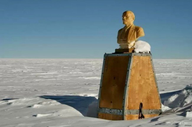 установили памятник в Антарктиде Ленину
