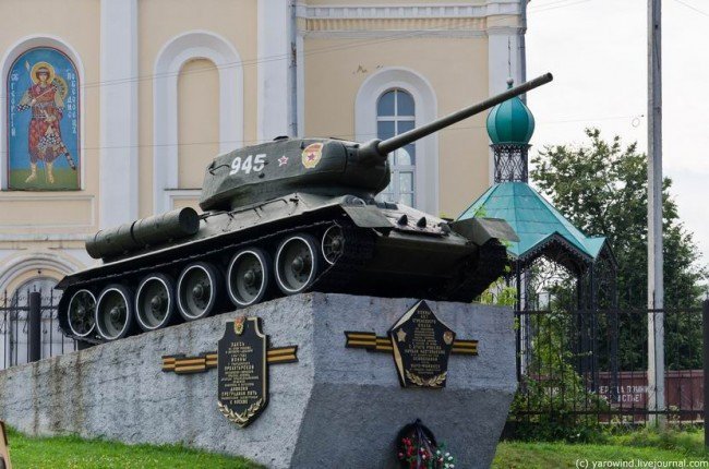танк КВ - 1.на площади Победы