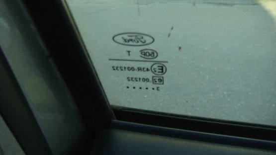 Нижняя строчка с цифрой 3, указывает на то,что стекло 2003-го года выпуска, того же года должен быть и автомобиль.