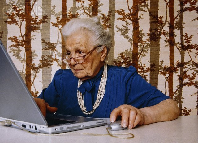 бабушка за компьютером
