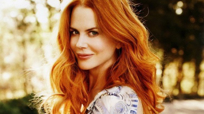 Красивая Николь с рыжими волосами.