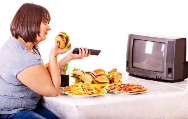 просмотр ТВ и еда