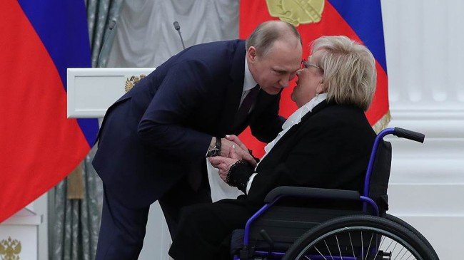 Галина Волчек в инвалидной коляске