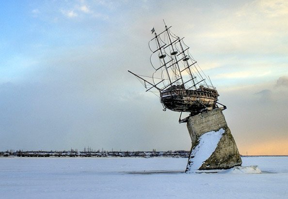 Такой памятник стоит на Воронежском море