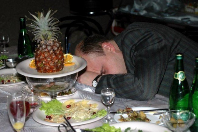 Может ли человек  заснуть головой в салате?