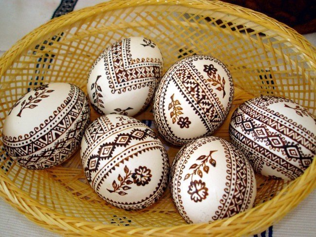 Украшение яиц росписью кистью ко дню святой Пасхи