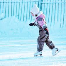 Ребенок катается на коньках