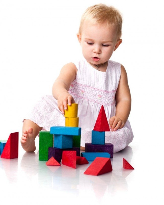 Малыш должен уметь складывать кубики для развития логики в 1 или 2 года