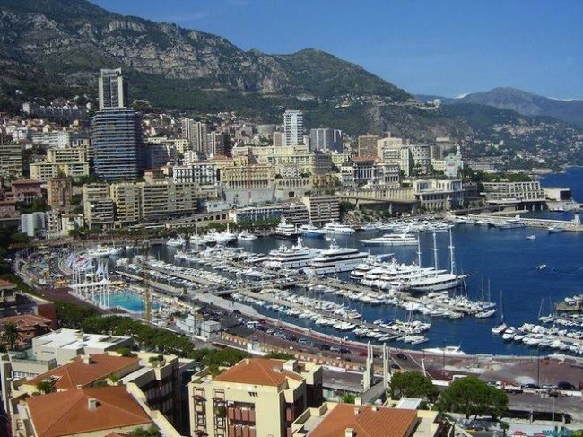 Вдоль моря протяженность Монако составляет 4 км.