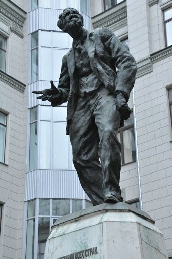 Памятник Вацлаву Воровскому в Москве.