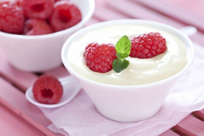 йогурт и фрукты