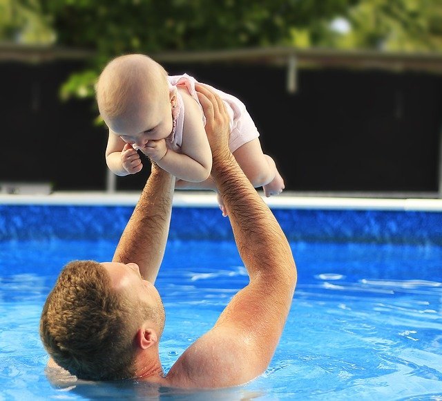 Младенец в бассейне