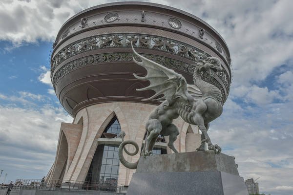 Рядом с Центром семьи "Казан" расположились скульптуры мифических животных.