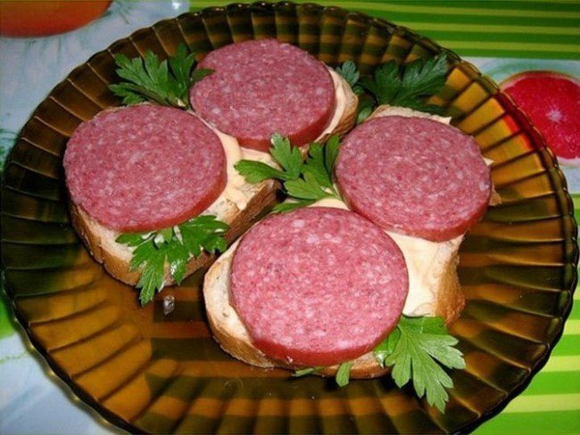 Бутерброды: колбаса, сыр и зелень