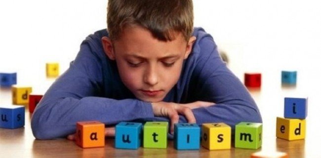 Как себя правильно вести с детьми с аутизмом?