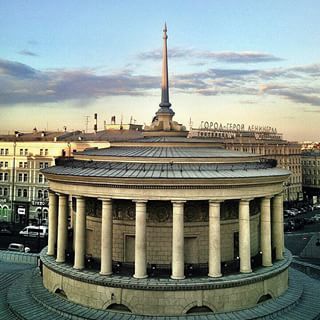 здание на ст. метро Площадь Восстания сталинских высоток в Санкт-Петербурге