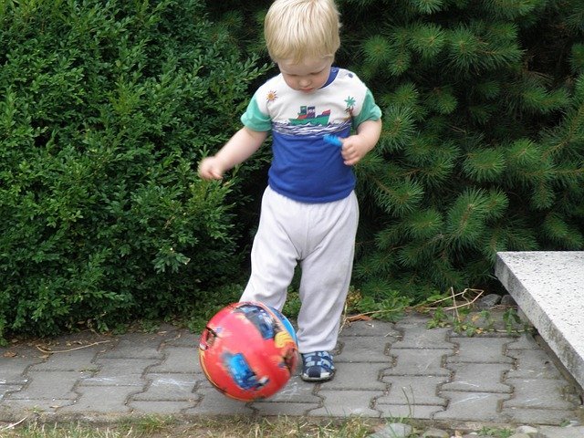 ребёнок с мячом
