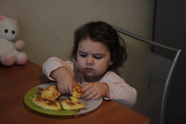 ребенок ест сырники