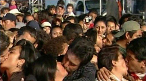 рекорд на массовый поцелуй в Мехико