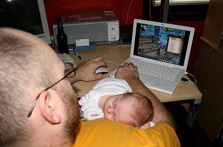 папа с ребенком за компьютером