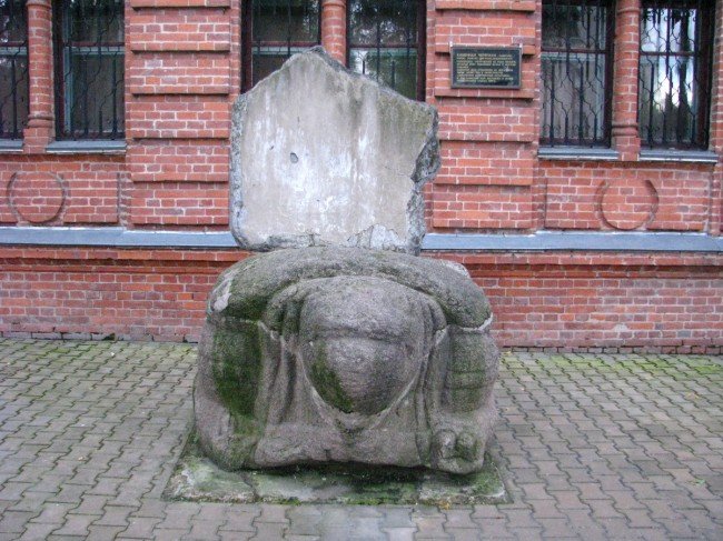 Каменная черепаха со стеллой у входа в Хабаровский Краеведческий музей.