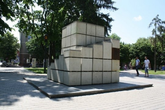 памятник и в городе Сумы (Украина)