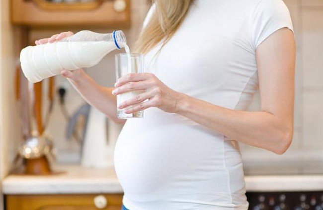 беременная женщина и молоко