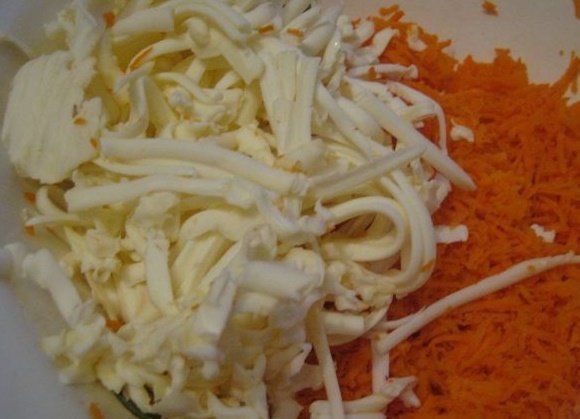 Салат "Наваждение": сырно-морковный слой