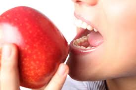 яблоко избавит от запаха чеснока