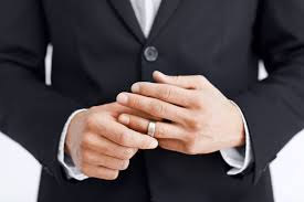 мужчины не носят кольца почему