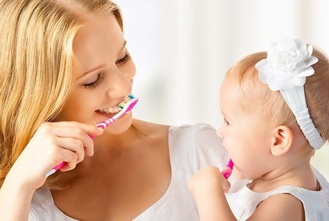 чистим зубы вместе с малышом