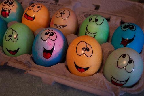 Рисование смайликов на яйцах ко дню Святой Пасхи