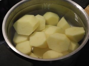 Зачем картошку держать в воде перед готовкой