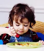 Ребенок ест омлет