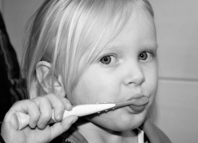 ребёнок чистит зубы