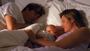 ребенок спит с родителями